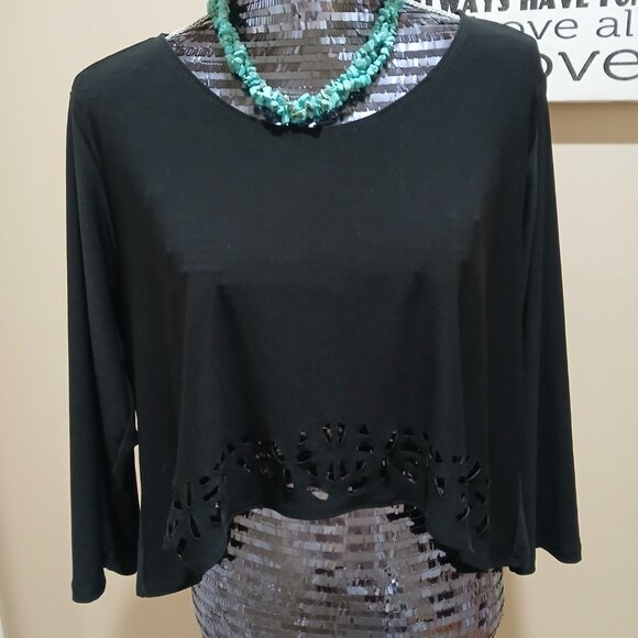 SYMPLI - Crop Layering Top - Laser Cut Hem - Picture 2 of 7